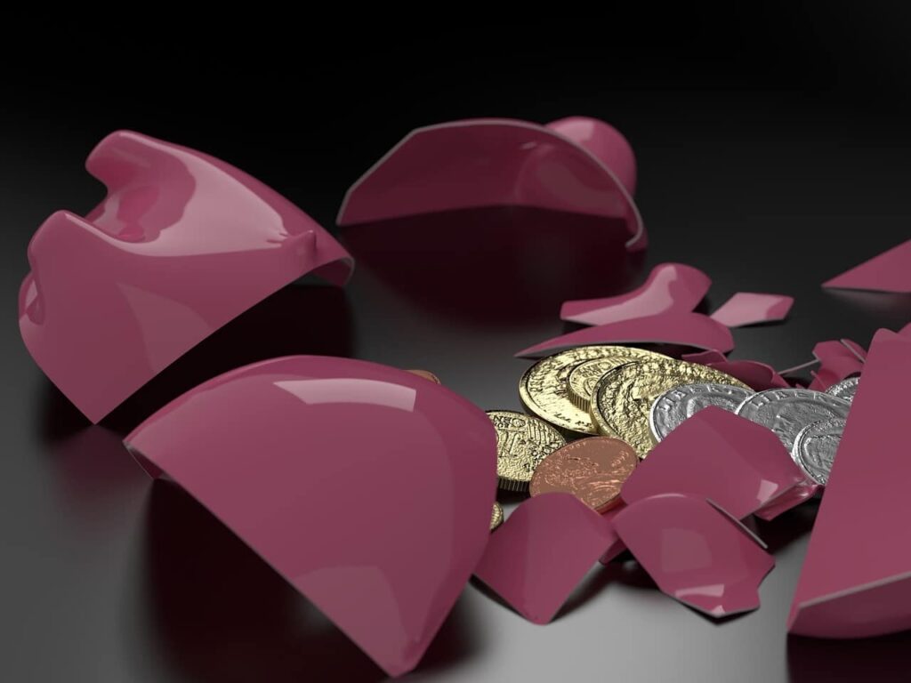 Cofre Porquinho quebrado com dinheiro dentro